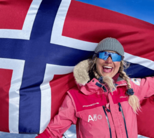 Her tar Hedvig bildet på Sørpolen etter hun ble verdens yngste kvinnelige eventyrer på sørpolen
